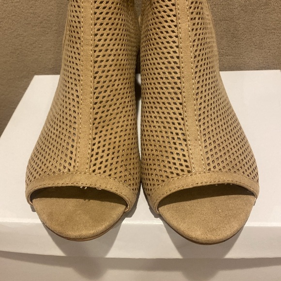 Unisa tan ankle strap block heel shoes with a peep toe. Gold buckle size 7.5 NWT - Picture 7 of 10